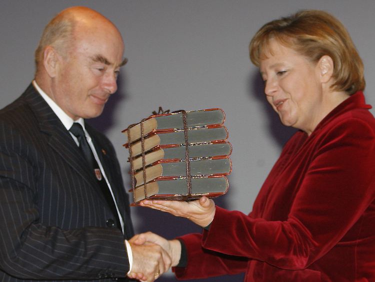 Vor vier Jahren hatte Schönbohm ein schönes Abschiedsgeschenk von Merkel erhalten.