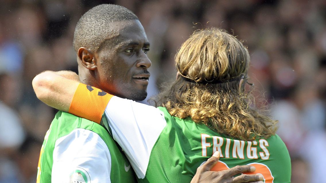 Doppeltorschütze Boubacar Sanogo lässt sich von Kapitän Torsten Frings herzen.