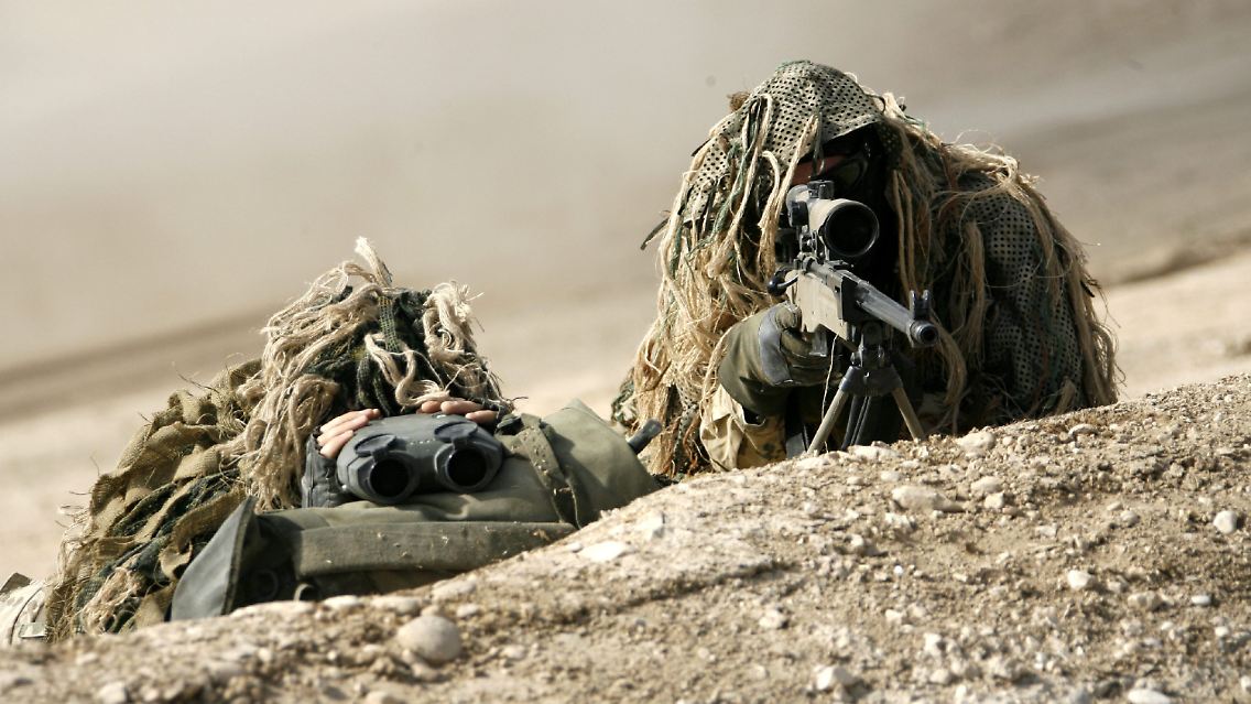 Ein deutsches Scharfschützenteam der schnellen Eingreiftruppe (Quick Reaction Force, QRF) übt im Marmal-Gebirge bei Masar-i-Scharif einen Feuerkampf (Archivfoto Juli 2008).