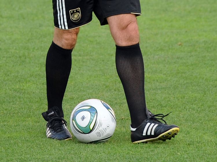 Das EuGH-"Bosman-Urteil" erklärt die bis dahin gültigen Transferregelungen und Ausländerbeschränkungen in den Mannschaftssportarten für nichtig. Seither können ausländische Spieler in nahezu unbegrenzter Anzahl in den Bundesligen eingesetzt werden.