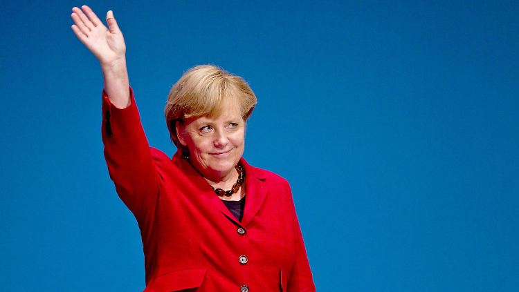 Merkel winkt der Basis zu.