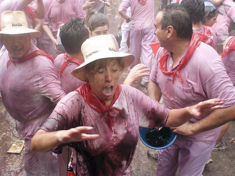 Um die Wirkung zu erzielen, müsste der Wein aber wohl getrunken werden. ("Weinschlacht" in der spanischen Region La Rioja, Ende Juni 2009. Dabei wurden tausende Liter Wein verspritzt und verschüttet).