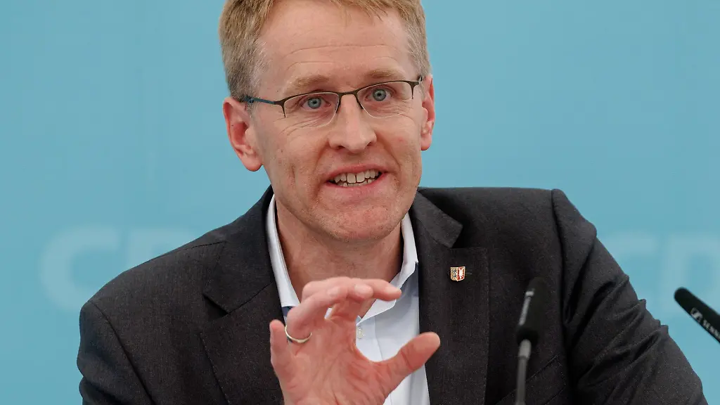 Schleswig-Holsteins-Ministerpraesident-Daniel-Guenther-CDU-ist-fuer-das-Mindestalter-16-Jahre-in-sozialen-Medien