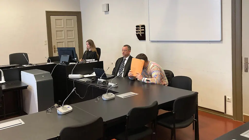 Die-Staatsanwaltschaft-wirft-dem-20-jaehrigen-Angeklagten-Totschlag-versuchten-Totschlag-und-gefaehrliche-Koerperverletzung-vor