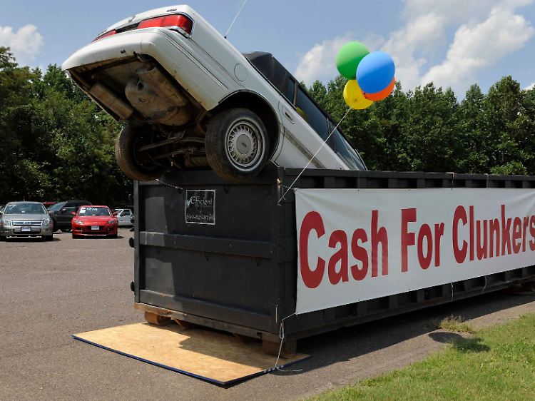 Bargeld für Schrottkisten: Was in Deutschland bemerkenswert umständlich unter "Umweltprämie" läuft, heißt in den USA schlicht und schmissig "Cash for Clunkers".