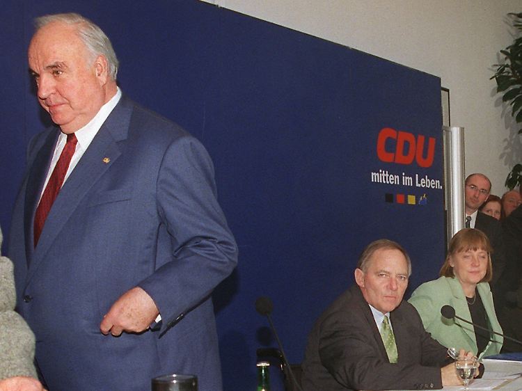 Schreiber hat die CDU in die schwerste Krise ihrer Geschichte gestürzt: Alt-Bundeskanzler Kohl verlässt frühzeitig eine Pressekonferenz zur CDU-Spendenaffäre, die er zusammen mit dem damaligen Parteichef Schäuble und der damaligen Generalsekretärin Merkel gegeben hatte.