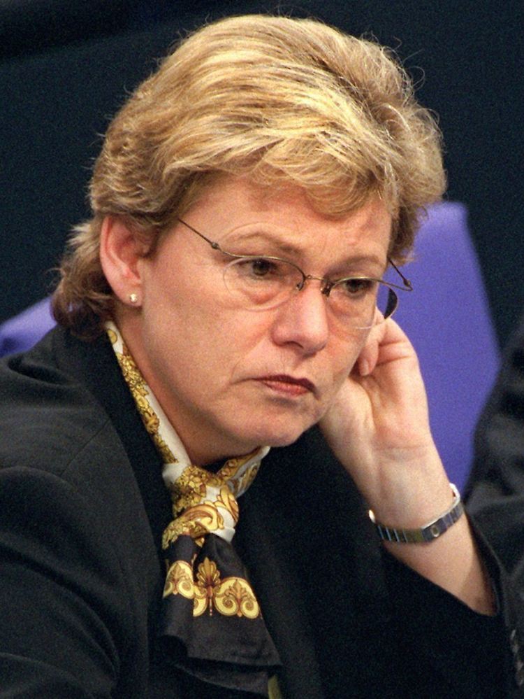 Die damalige CDU-Schatzmeisterin Brigitte Baumeister gab infolge der Spendenaffäre ihr Amt auf.