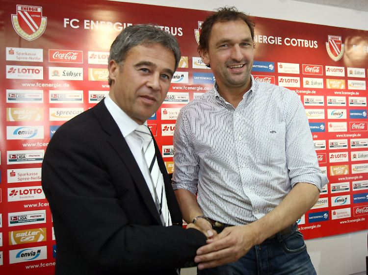 Energie-Coach Wollitz traut gleich 11 Vereinen den Aufstieg zu.