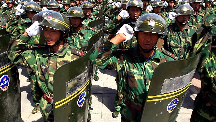 Chinesische Sicherheitskräfte in Urümqi bei einer Militärparade.
