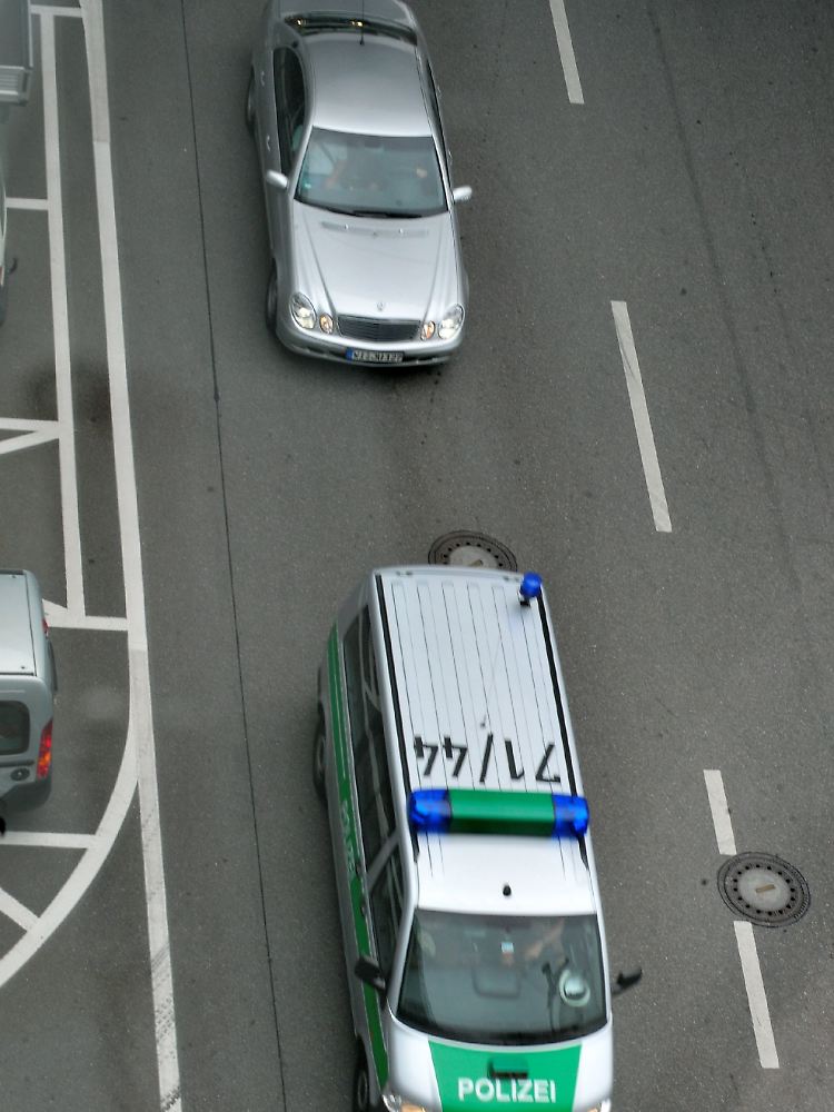 Nach seiner Landung in München wird Schreiber vom Bundeskriminalamt in die JVA Augsburg gebracht.