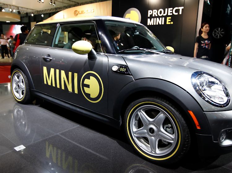 Der Elektro-Mini, hier auf der Automesse in Shanghai: Bis spätestens 2015 sollen die emissionsfreien Hoffnungsträger aus München in Serie gehen.