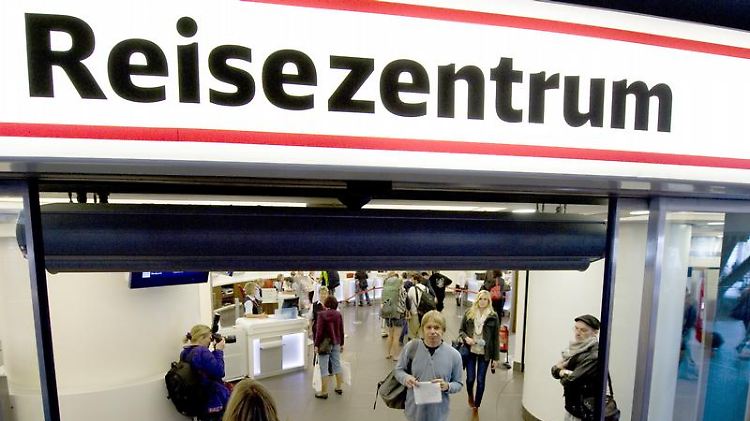 Für Informationen stehen die Reisezentren der Deutschen Bahn am Freitag nur sehr eingeschränkt zur Verfügung.