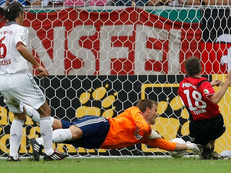 Bayerns alte und neue Nr. 1 Michael Rensing legte dem Neckarelzer Heiko Throm den Ball zum 1:2 freundlicherweise auf.