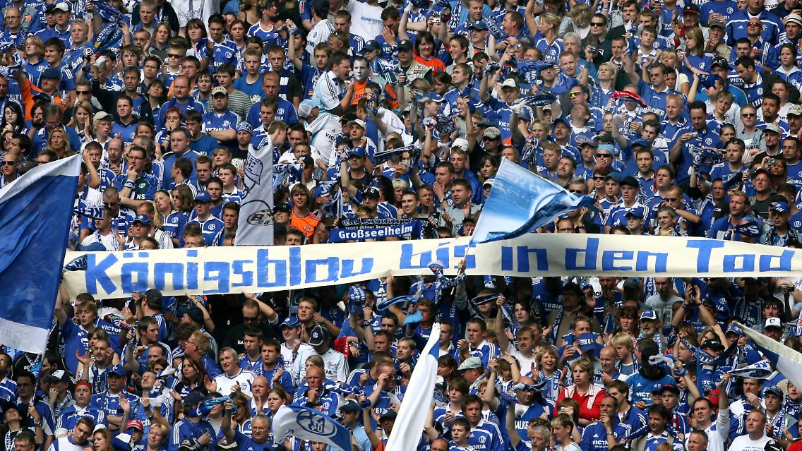 Das Schalke-Lied "Blau und Weiß wie lieb ich dich" möchten nicht alle Muslime mitsingen.