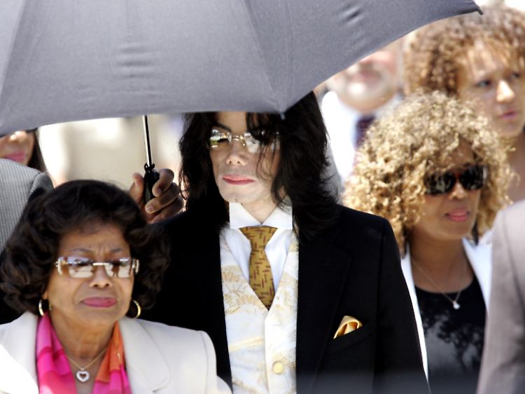 Katherine Jackson mit ihrem Sohn Michael bei beim Prozess gegen den Popstar wegen Kindesmisshandlung im Juni 2005.