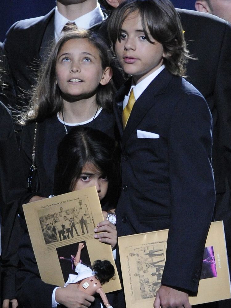 Michael Jacksons Kinder Blanket (vorne), Paris (links) und Prince Michael Jackson (rechts) bei der Gedenkfeier für ihren Vater im Staples Center in Los Angeles.