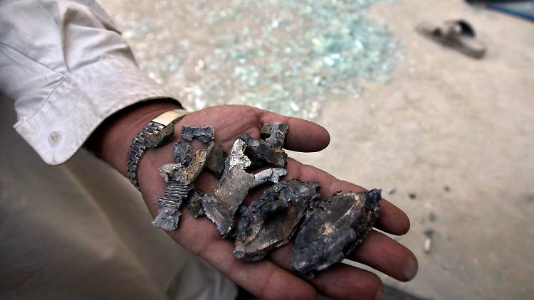 Ein afghanischer Mann zeigt Raketen-Splitter, die sein Haus getroffen haben.l