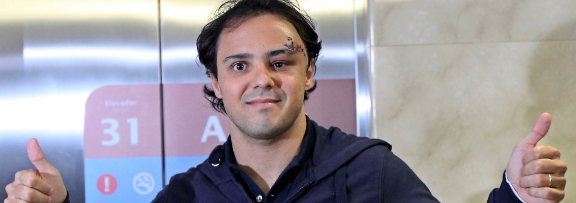 Daumen hoch: Felipe Massa vor dem Krankenhaus in Sao Paulo.