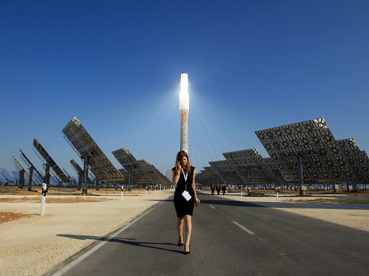 Eröffnung in Fuentes de Andalucia: Das Projekt "Gemasolar" setzt auf lenkbare Spiegel statt auf Parabolrinnen.