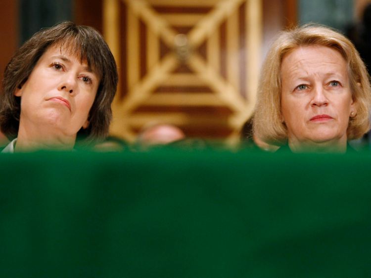 FDIC-Leiterin Sheila Bair (links) neben SEC-Chefin Mary Schapiro vor dem Bankenausschuss (Archivbild).