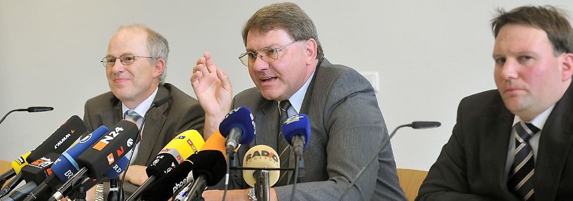 Der leitende Oberstaatsanwalt Reinhard Nemetz (M), der Präsident des Landgerichts, Herbert Veh (l) und der ermittelnde Staatsanwalt Marcus Paintinger