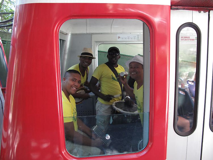 Die Musikband "Bom de Samba" fährt in Rio de Janeiro mit der Zahnradbahn nach oben zur Statue "Cristo Redentor".