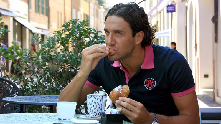 Luca Toni in einem Café in Santarcangelo.