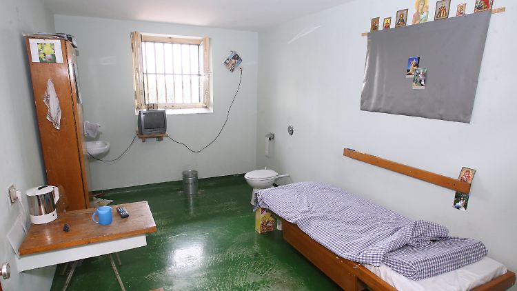 Schreibers neues Zuhause in der JVA Augsburg: Einen tag vor seiner Einlieferung war die Zelle noch von einem anderen Häftling belegt.