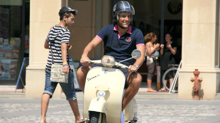 Luca Toni fährt auf einer Vespa durch Santarcangelo.