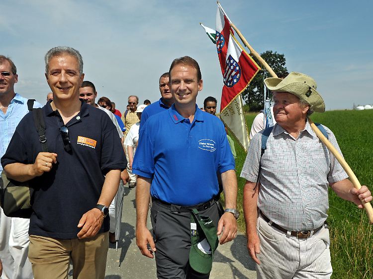 Die CDU-Ministerpräsidenten von Sachsen, Stanislaw Tillich (links), und von Thüringen, Dieter Althaus (Mitte), auf Wahlkampf-Wanderung.