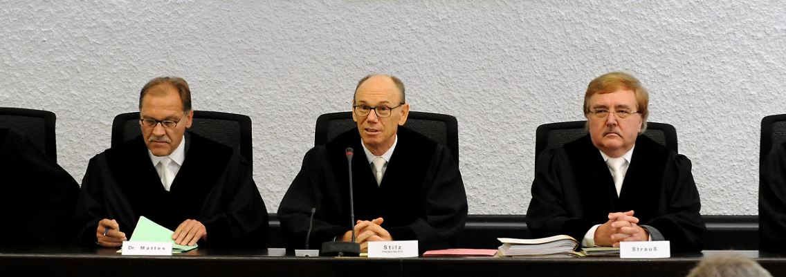 Juristische Kompetenz von links nach rechts: Richter Franz-Christian Mattes , der Präsident des Oberlandesgerichts Stuttgart, Eberhard Stilz, und Richter Hans Strauß im Sitzungssaal 1 des Oberlandesgerichts in Stuttgart.