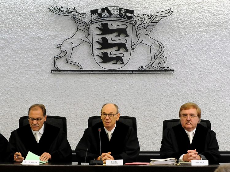 Juristische Kompetenz von links nach rechts: Richter Franz-Christian Mattes , der Präsident des Oberlandesgerichts Stuttgart, Eberhard Stilz, und Richter Hans Strauß im Sitzungssaal 1 des Oberlandesgerichts in Stuttgart.