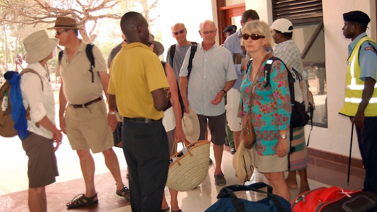 Ausländische Touristen warten auf ihr Flugzeug auf dem Flugplatz von Manda Island, einer Insel des Lamu-Archipels.