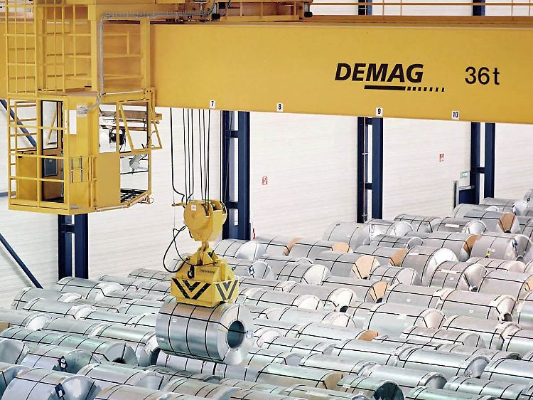 Ein Coilmaster-Kran mit Kabinensteuerung im Einsatz: Als Hersteller von Industriekranen und Hafentechnik spürt Demag Cranes den Puls der Weltwirtschaft.