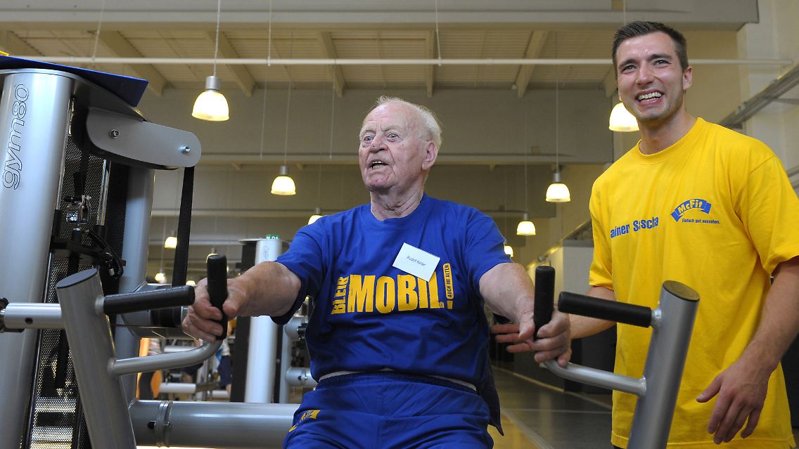 Rentner (links) halten sich heutzutage oft topfit und wollen ihre Rente genießen. Möglichst lange.