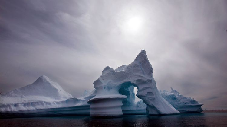 Ein schmelzender Eisberg vor der Insel Ammassalik in Ostgrönland.
