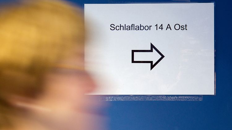 An Depressionen erkrankte Menschen sollten nicht eigenständig mti Schlafentzug experimentieren.