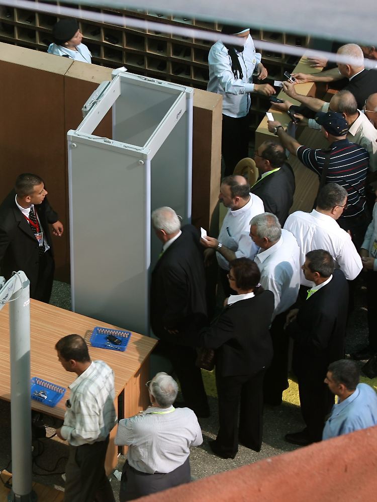 Vor der Halle wurden alle Teilnehmer des Parteitages einem umfassenden Sicherheitscheck unterzogen.