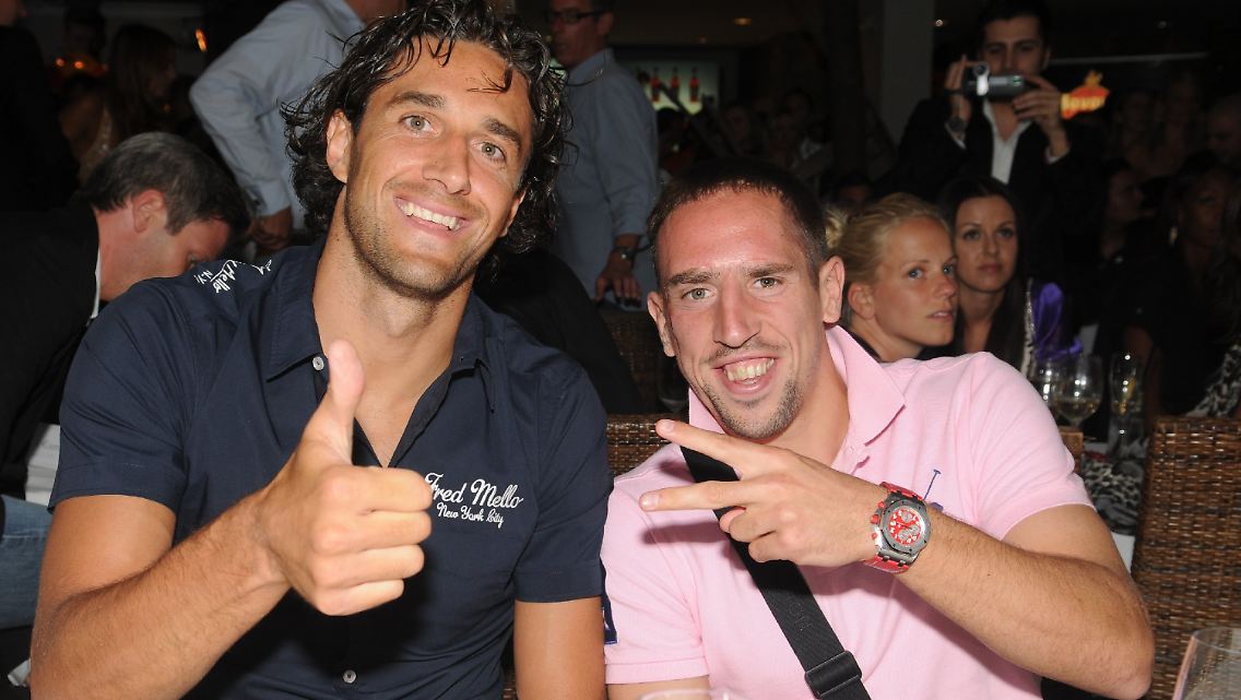 Hier wirkt er ganz fit: Franck Ribéry mit Kollege Luca Toni auf einem Sommerfest.