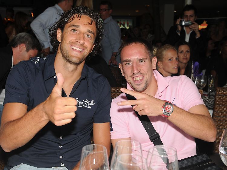 "Ich bin dann wie ein Fan. Ich singe mit, ärgere mich über den Schiedsrichter, jubele mit der Mannschaft. Schieß' ein Tor, schieß' ein Tor, oho!": Hobbysänger Luca Toni über das Dasein als Tribünengast bei Bayern München.