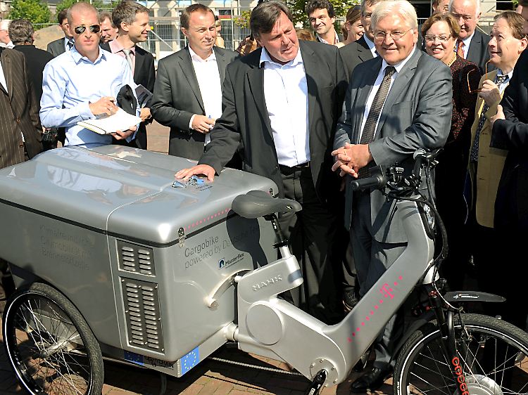 So stellt sich der Kandidat die Industrie der zukunft vor: Steinmeier neben einem von einer Brennstoffzelle angetriebenen Fahrrad.