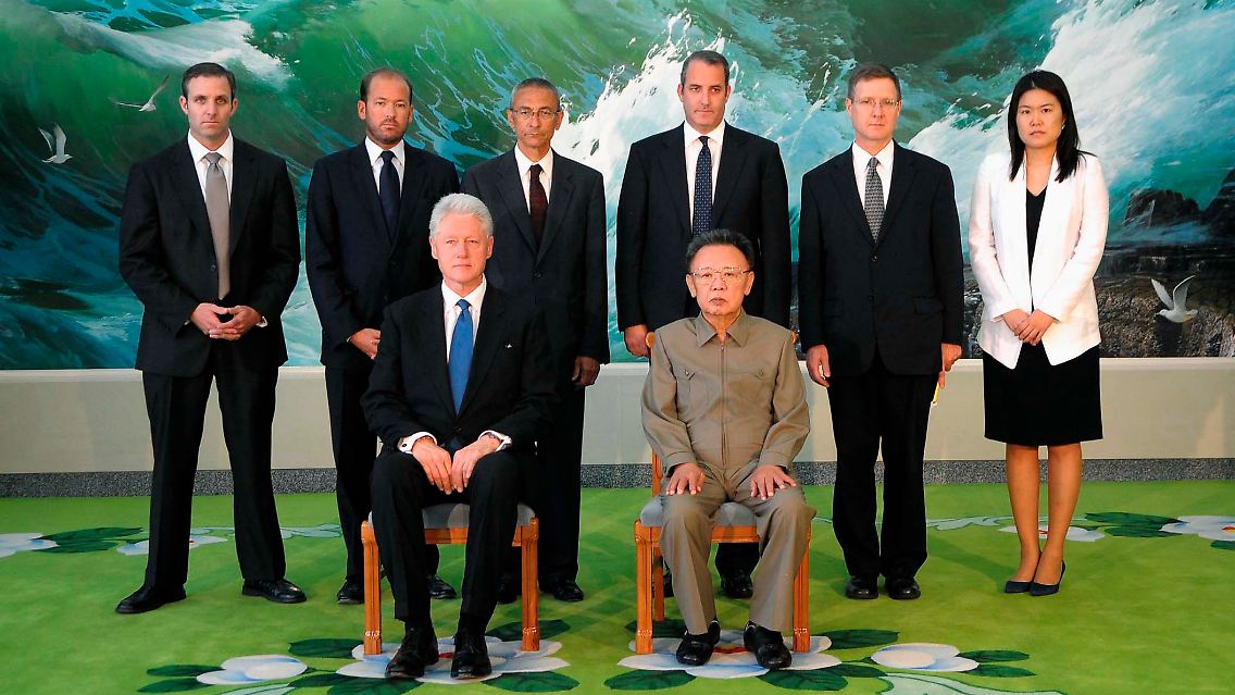 Versteinert wie das Land, das er besucht: Clinton neben Kim.