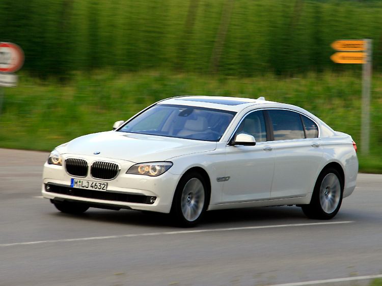 Genau hinsehen: Breitere Chromringe um die BMW-Niere sind das Erkennungsmerkmal des Zwölfenders.