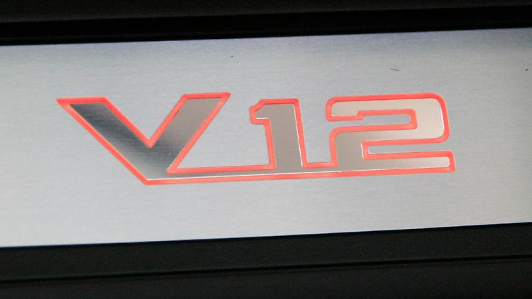 Der V 12-Schriftzug ist von innen beleuchtet und ziert die Einstiegsleisten unter den Türen.