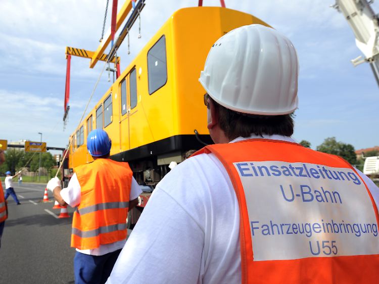 Einer von acht BVG-Waggons für die "Kanzler-U-Bahn": 13 Jahre wurde gebuddelt und gebohrt, ...