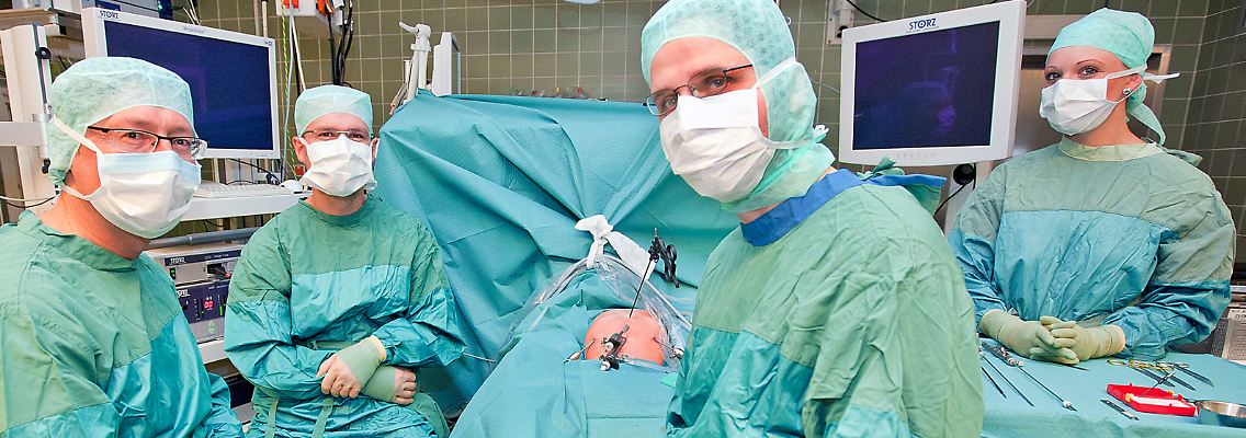 Ärzte legen ihre Instrumente für fünf Minuten beiseite.