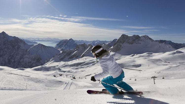 Auf der Zugspitze beginnt die Wintersportsaison mit dem Schneefest. An den beiden Tagen werden etwa Sicherheitstrainings mit Skilehrern angeboten.