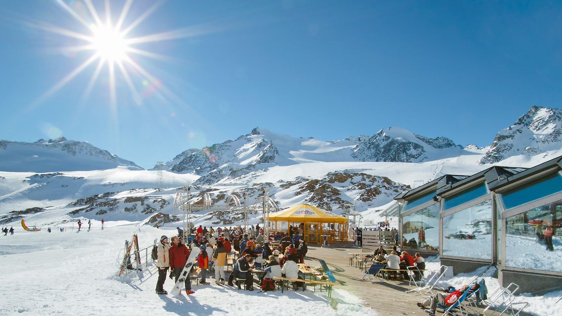 Bei Tirols höchstem Gletscherfest können Skifahrer am letzten Oktoberwochenende neue Ski testen - oder einfach auf der Sonnenterrasse entspannen.