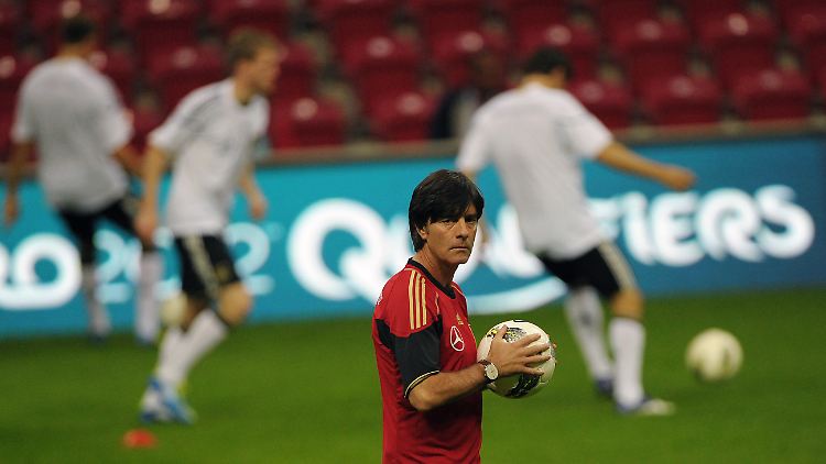 Wer darf an den Ball? Joachim Löw lässt sich kaum in die Karten gucken.