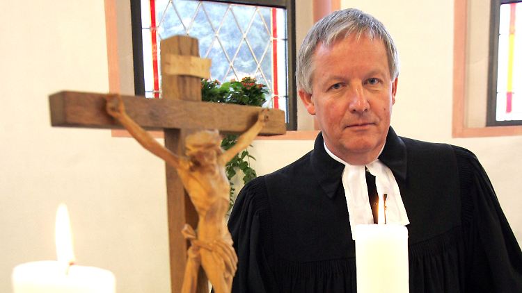 Theologe Jürgen Fliege als Vertretung während eines Gottesdienstes in der evangelischen Kirche im sauerländischen Olpe. (Archivfoto vom 30.01.2005).